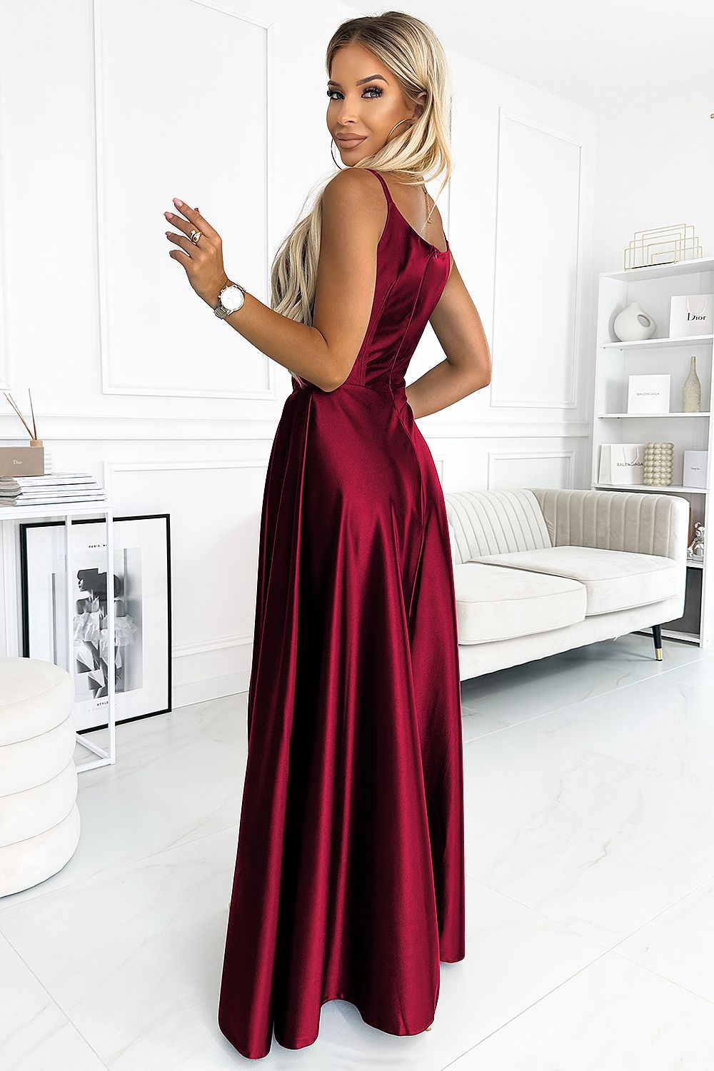  Sukienka Model Chiara 299-13 Bordo Satyna - Numoco 
